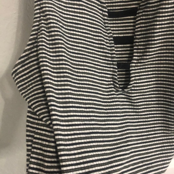 Tank top slits in middle - Picture 2 of 2